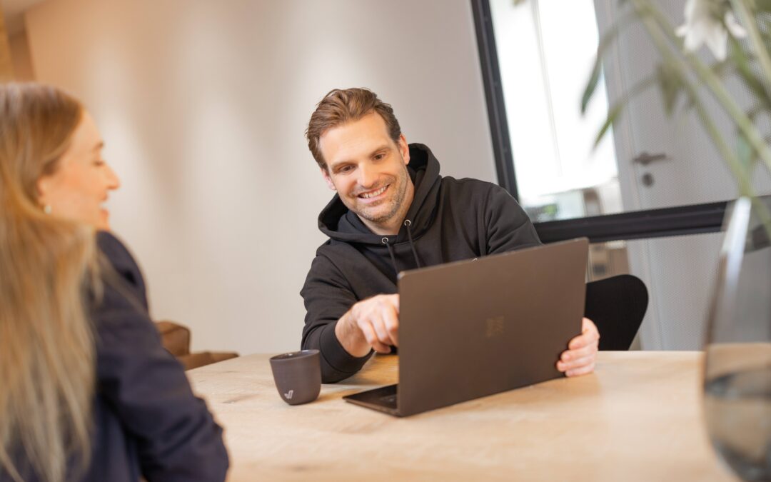 Beratungssituation in der Zahnarztpraxis mit Laptop: HSM-B und SMC-B als Betriebsstättenausweis für die TI-Infrastruktur von Weissheit.